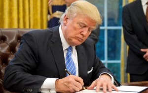 Трамп подписал закон "О защите прав человека и демократии в Гонконге"