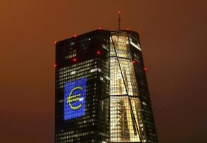 ЕЦБ на экстренном заседании 18 марта выделил 6% ВВП еврозоны на скупку активов.