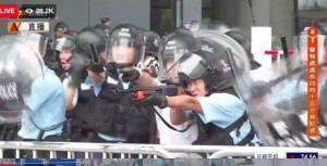 Гонконгская полиция применила оружие, ситуация обостряется.