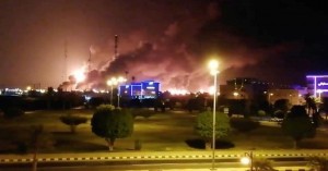 Ударные беспилотники атаковали саудовские нефтеперерабатывающие заводы, остановив половину экспорта.