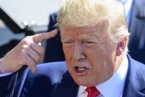 Трамп снова набросился на ФРС перед его заседанием, требуя большего снижения ставок.