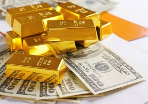 Инвесторы меняют золото на доллары