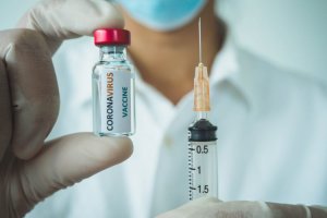 «Плохие отзывы»: Госдепартамент США обвинил Россию в дезинформации о западных вакцинах от COVID-19