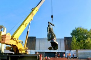 На Украине снесли монумент советским воинам-освободителям и хотят возвести мемориал бандеровцам