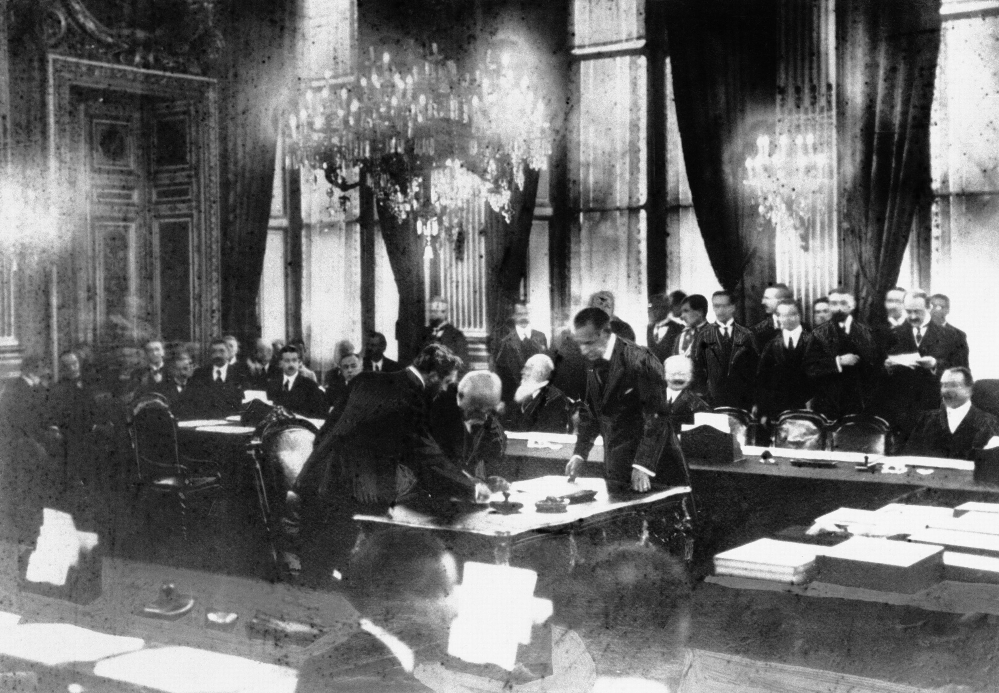 Первый в мире мирный договор. Версальский мир 1919. Версальский договор 1919. Версальский Мирный договор 1919 года. Парижская Мирная конференция 1919 года.