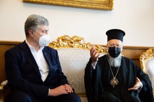 Бывший президент Украины укрепляет политические рейтинги за счет духовных союзников