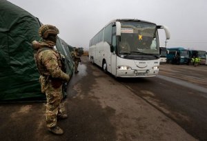 Обстрелы украинских силовиков вынудили мирных жителей Донбасса покинуть свои дома